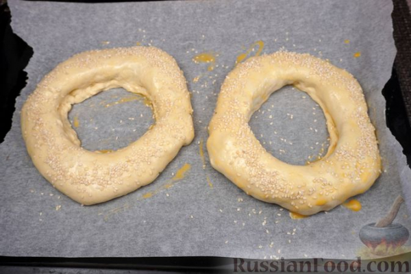 Дрожжевые бублики с куриным фаршем и грибами