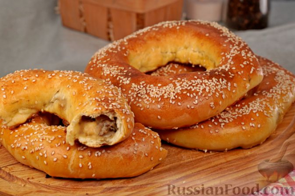 Дрожжевые бублики с куриным фаршем и грибами