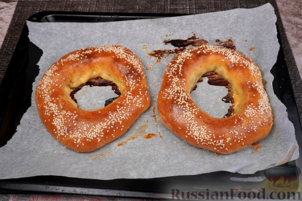Дрожжевые бублики с куриным фаршем и грибами