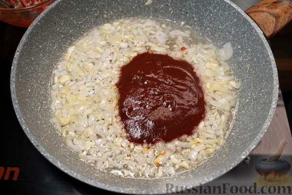 Фасоль, тушенная с яблоками в томатно-соевом соусе