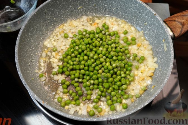 Картофель с зелёным горошком в пряном томатном соусе