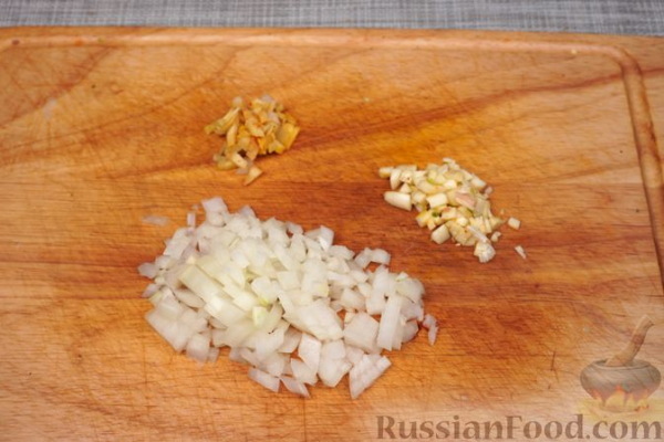 Картофель с зелёным горошком в пряном томатном соусе