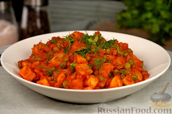Картофель с зелёным горошком в пряном томатном соусе