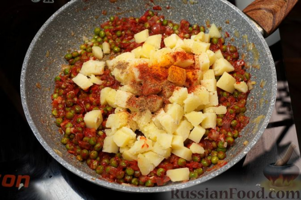 Картофель с зелёным горошком в пряном томатном соусе
