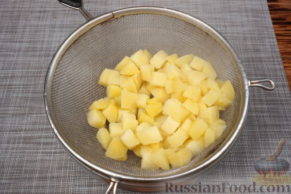 Картофель с зелёным горошком в пряном томатном соусе