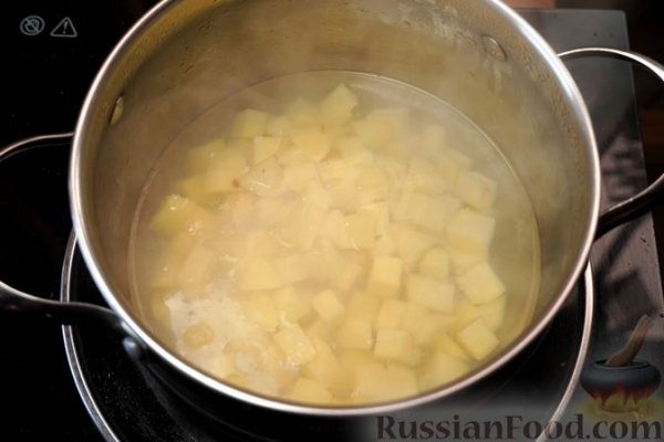 Картофель с зелёным горошком в пряном томатном соусе