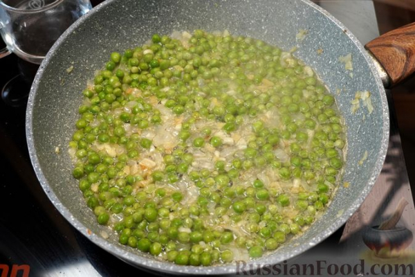 Картофель с зелёным горошком в пряном томатном соусе