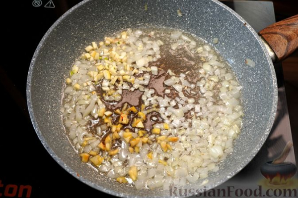 Картофель с зелёным горошком в пряном томатном соусе