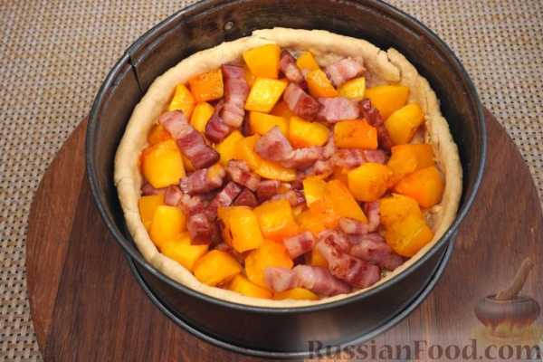 Киш с тыквой и беконом