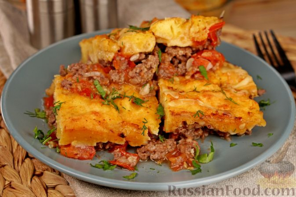 Кукурузный пирог-запеканка с соусом болоньезе