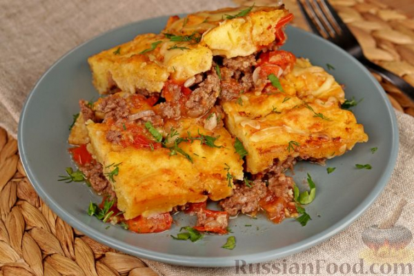 Кукурузный пирог-запеканка с соусом болоньезе