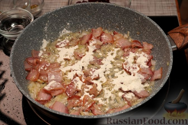 Курица, тушенная с вишней, беконом и вином