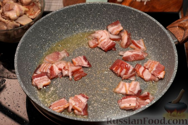 Курица, тушенная с вишней, беконом и вином