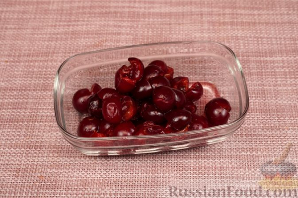 Курица, тушенная с вишней, беконом и вином