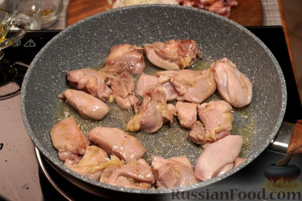 Курица, тушенная с вишней, беконом и вином