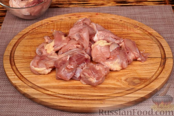 Курица, тушенная с вишней, беконом и вином