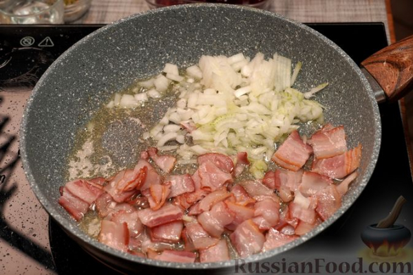 Курица, тушенная с вишней, беконом и вином