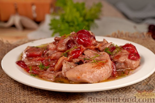 Курица, тушенная с вишней, беконом и вином