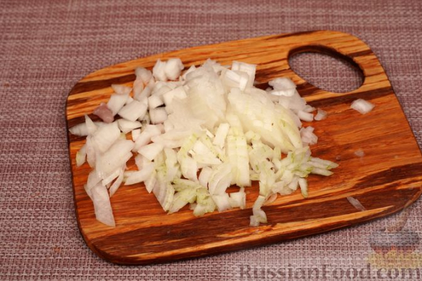 Курица, тушенная с вишней, беконом и вином