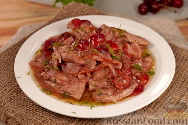 Курица, тушенная с вишней, беконом и вином