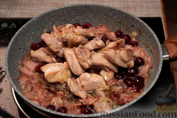 Курица, тушенная с вишней, беконом и вином