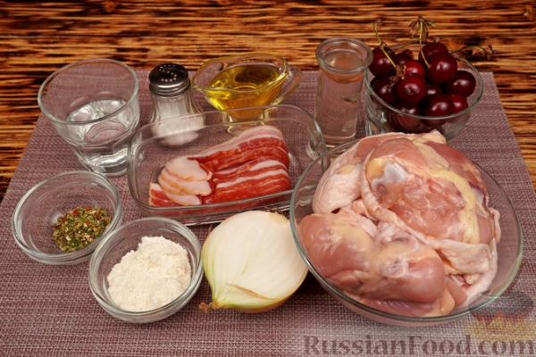 Курица, тушенная с вишней, беконом и вином