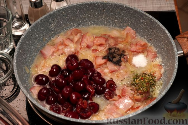 Курица, тушенная с вишней, беконом и вином