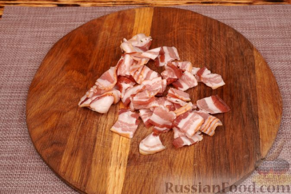 Курица, тушенная с вишней, беконом и вином
