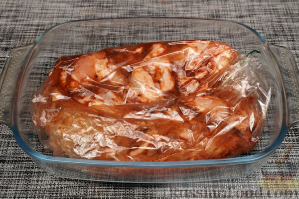 Куриные крылышки, запечённые в томатном маринаде с киви (в рукаве)