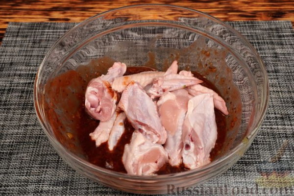 Куриные крылышки, запечённые в томатном маринаде с киви (в рукаве)