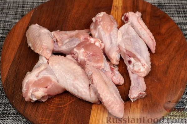 Куриные крылышки, запечённые в томатном маринаде с киви (в рукаве)