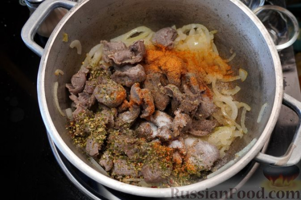 Куриные желудки, тушенные с луком