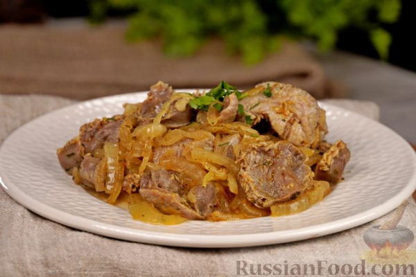 Куриные желудки, тушенные с луком