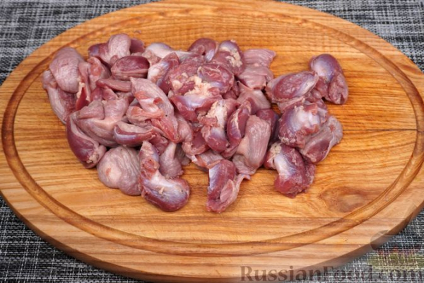 Куриные желудки, тушенные с луком