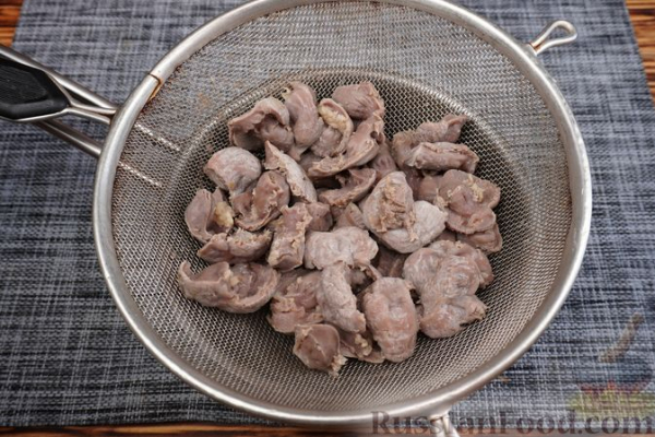 Куриные желудки, тушенные с луком