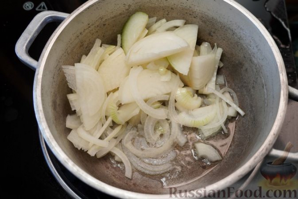 Куриные желудки, тушенные с луком