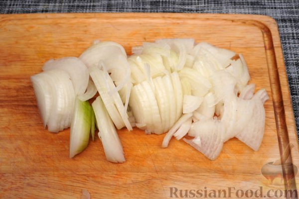 Куриные желудки, тушенные с луком