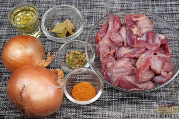 Куриные желудки, тушенные с луком