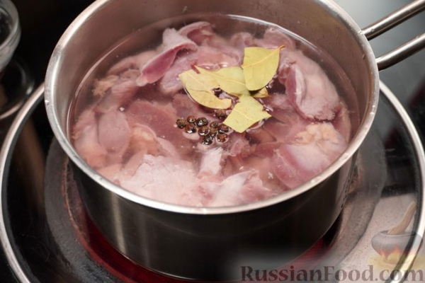 Куриные желудки, тушенные с луком