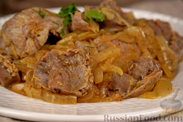 Куриные желудки, тушенные с луком
