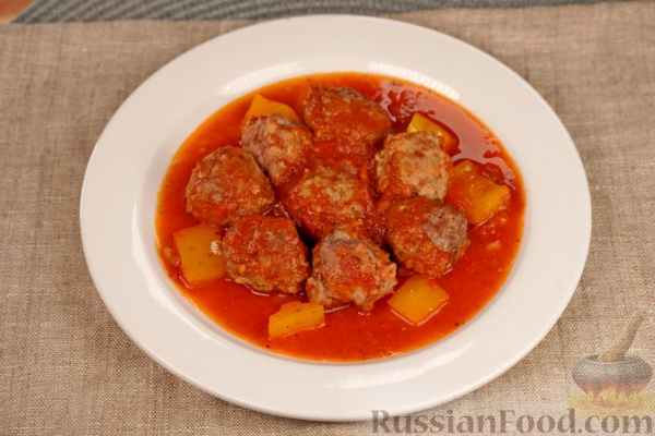 Мясные тефтели, тушенные в томатном соусе со сладким перцем
