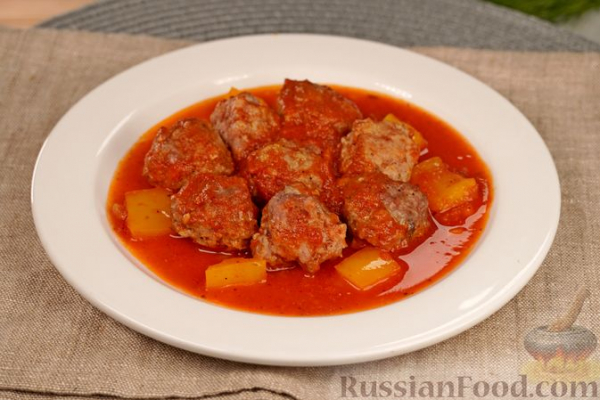 Мясные тефтели, тушенные в томатном соусе со сладким перцем