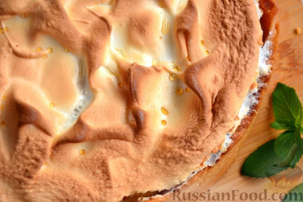 Песочный пирог с яблоками, сливами и безе