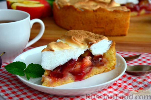 Песочный пирог с яблоками, сливами и безе
