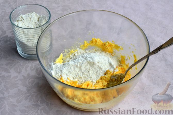 Песочный пирог с яблоками, сливами и безе
