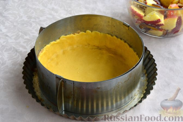 Песочный пирог с яблоками, сливами и безе
