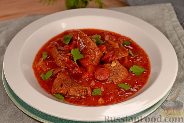 Рагу из говядины с копчёными колбасками, в томатном соусе