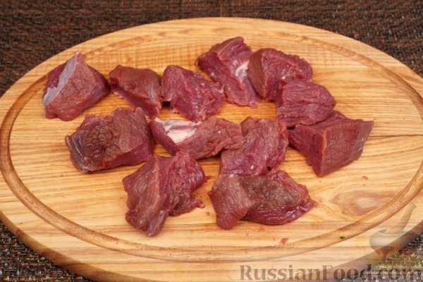 Рагу из говядины с копчёными колбасками, в томатном соусе