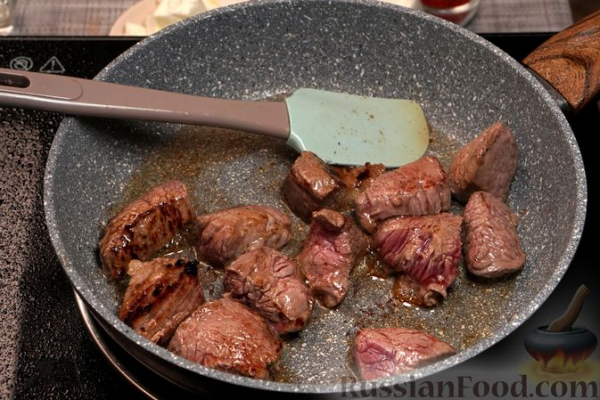 Рагу из говядины с копчёными колбасками, в томатном соусе