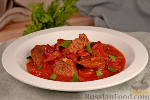 Рагу из говядины с копчёными колбасками, в томатном соусе